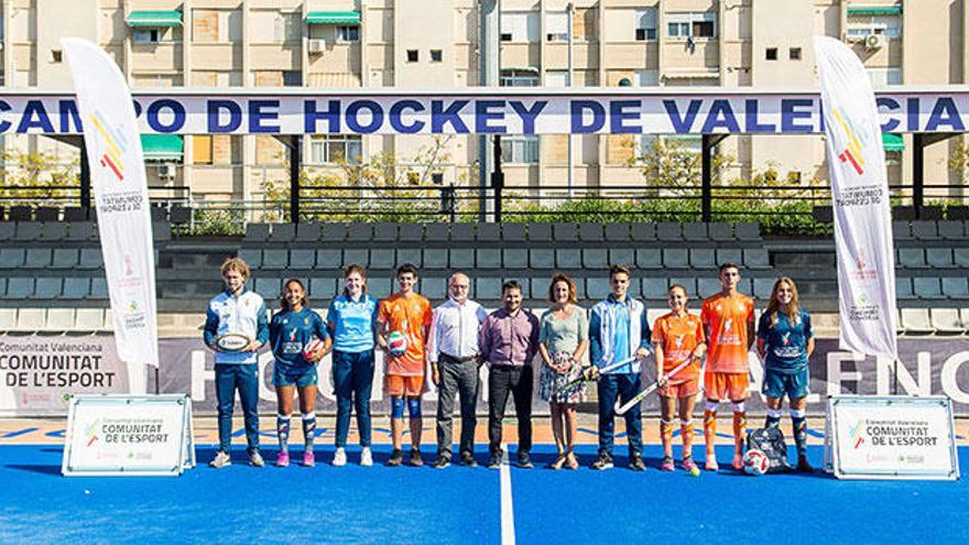 Foto de familia de la presentación de las equipaciones en las instalaciones del Polideportivo Municipal de Beteró