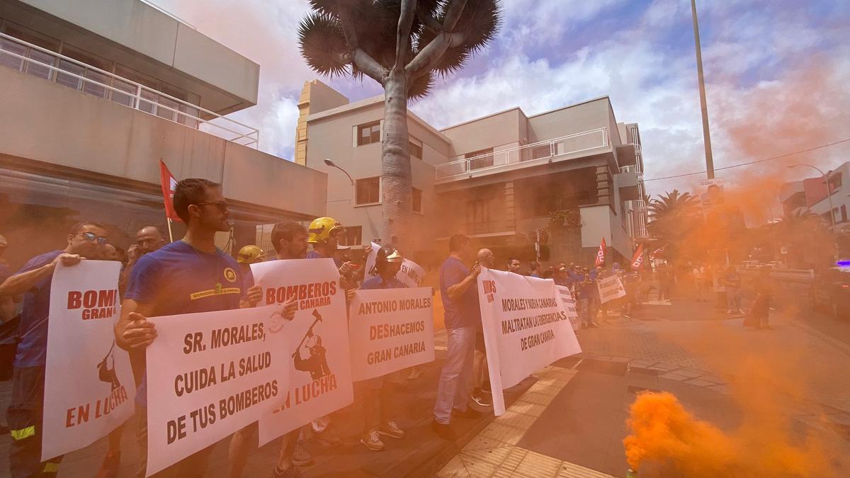 Los bomberos del Consorcio de Emergencia de Gran Canaria protestan ante el Cabildo de Gran Canaria.