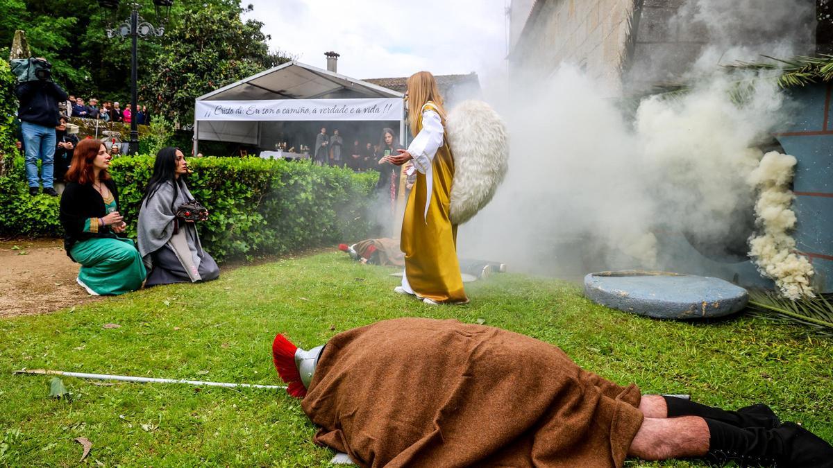 Un ángel anuncia a María Magdalena la resurrección de Jesús.