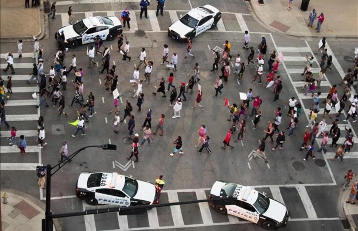 abertran34620638 protesters march during a black live matter rally in downtow160708102507