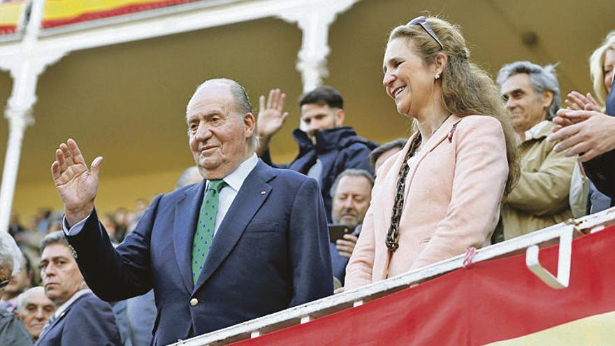 El Rey y la infanta Elena, en una corrida de Las Ventas . // Efe