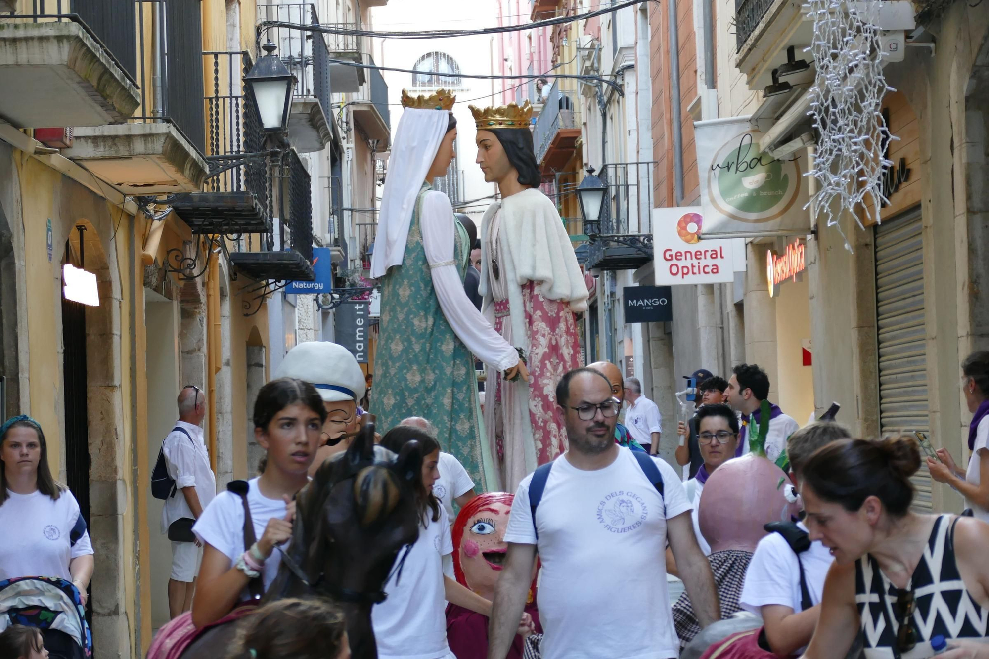 Els gegants de Figueres animen les Festes de Sant Pere amb el ball del seguici i una exposició