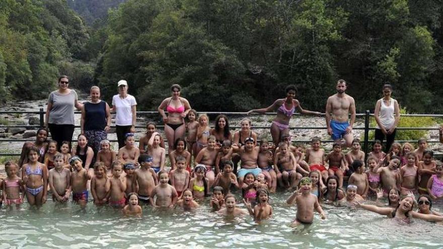 Foto de grupo de los niños y jóvenes que participaron en la jornada de convivencia en el área recreativa de A Carixa. // Bernabé/Javier Lalín