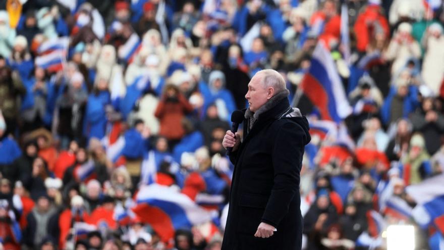 Putin rep un bany de masses en un acte per elogiar les tropes que lluiten al front
