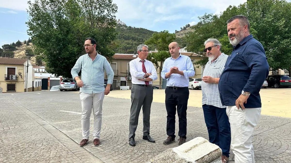 Francisco Salado, presidente de la Diputación, en visita a la localidad junto al alcalde, Manuel Almohalla.