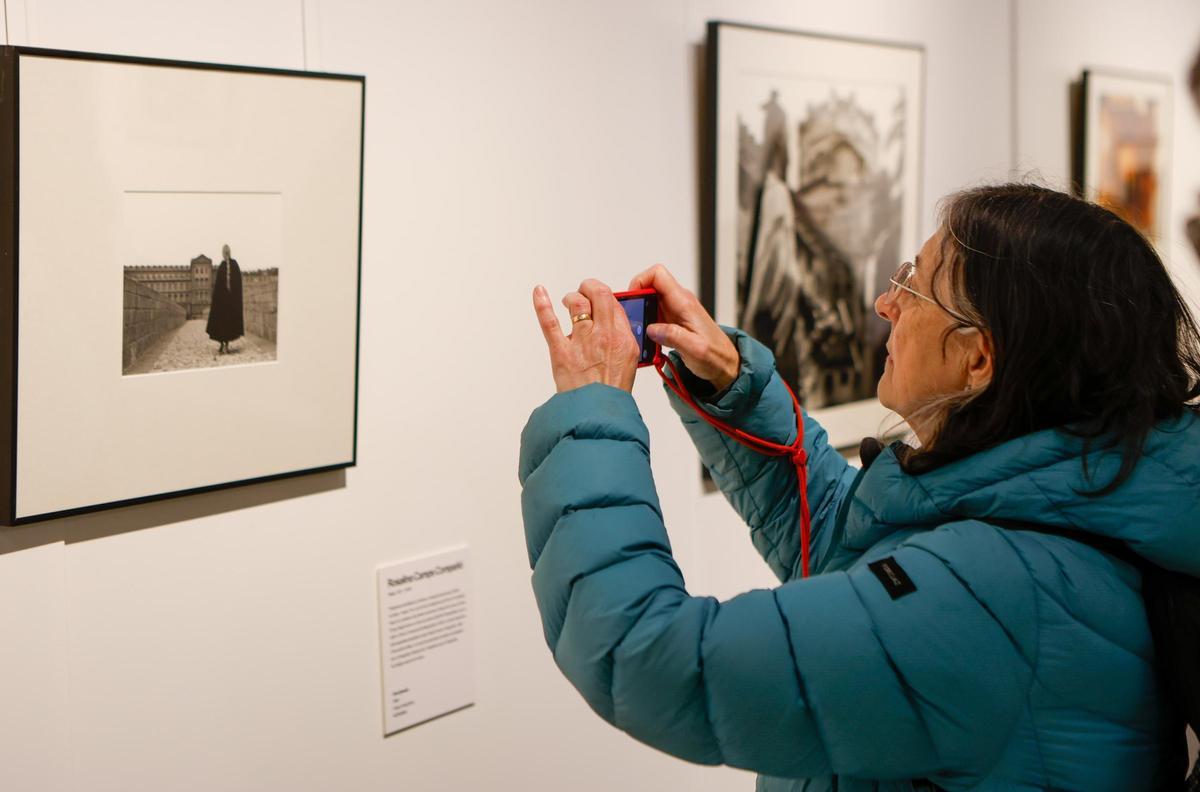 Una visitant fotografia la imatge de Rosalina Camps que forma part de l'exposició