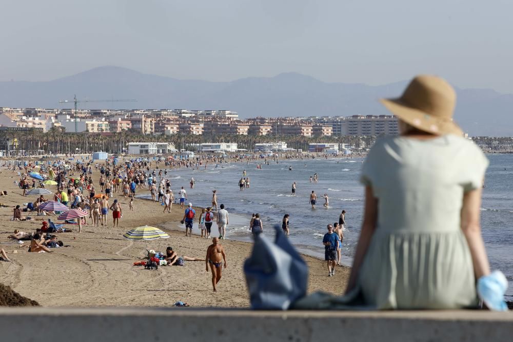 La playa de la Malva-rosa en València esta mañana de San Juan, a las 9.00 horas, ya estaba llena de gente.