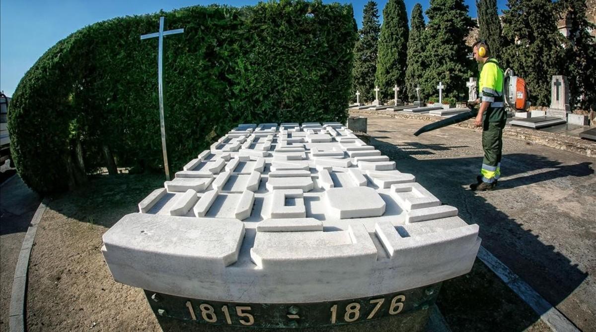 Lápida en la tumba de Ildefons Cerdà en el cementerio de Montjuïc.