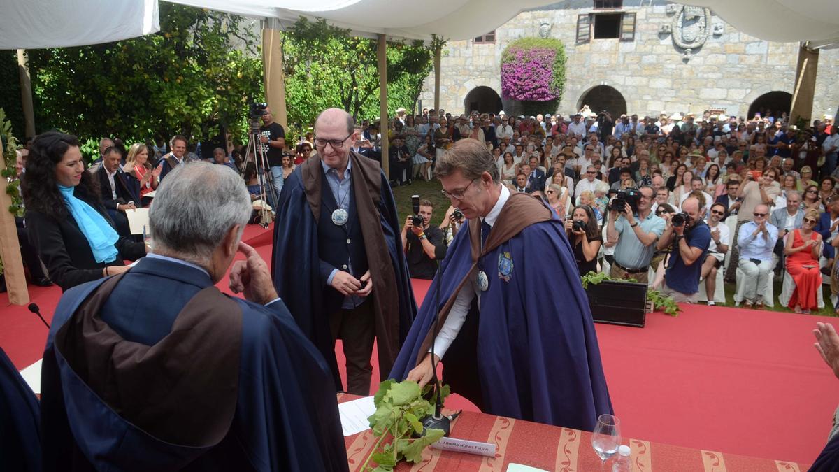 Nuñez Feijóo, Gran Mestre del Capítulo Serenísimo del Albariño, en el nombramiento de Damas y Caballeros en la edición de 2019.