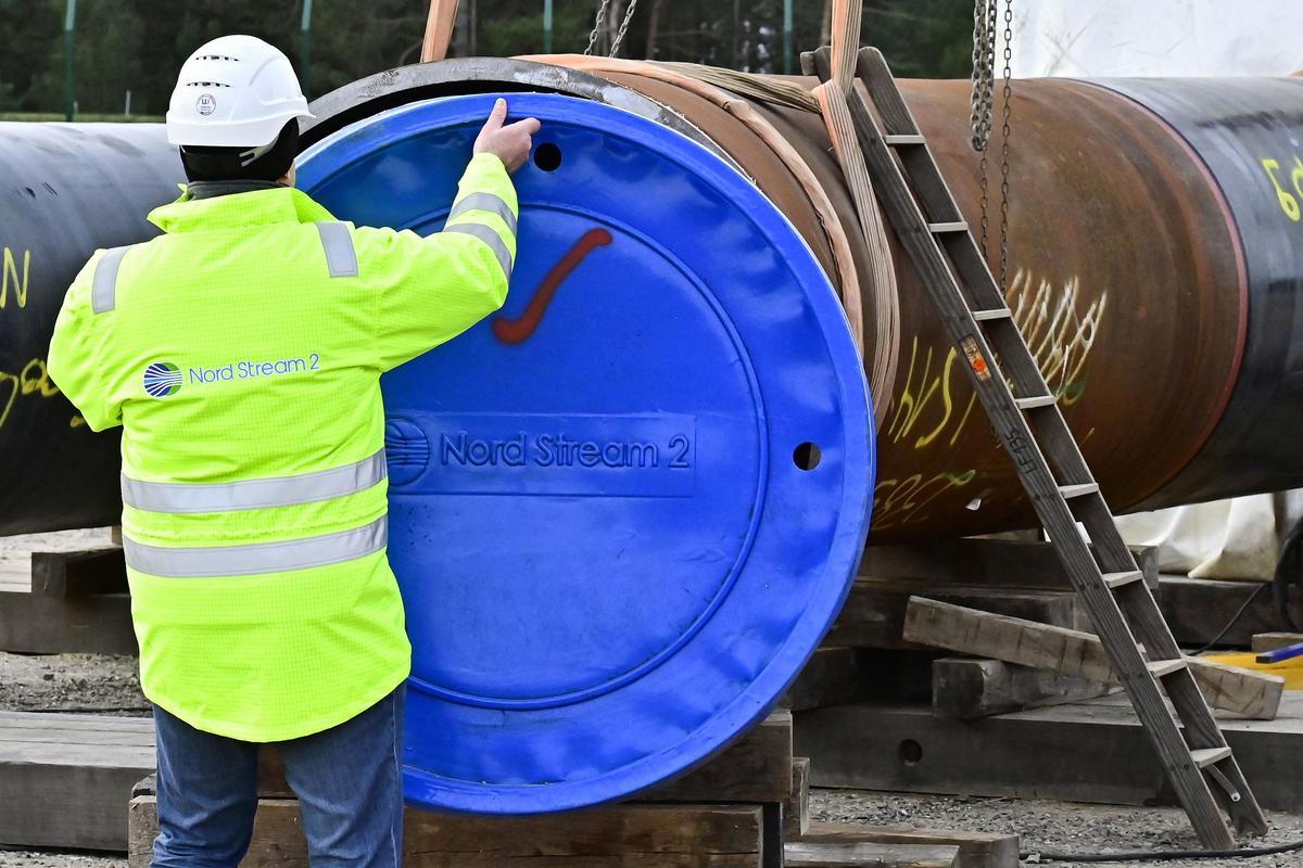 Un trabajador tapa una tubería en el lugar de construcción del gasoducto Nord Stream 2 en Lubmin, noreste de Alemania.