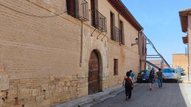 Vecinos pasean por el entorno del histórico Palacio de Bustamante, en el que se ejecutarán las obras. | M.J. C.