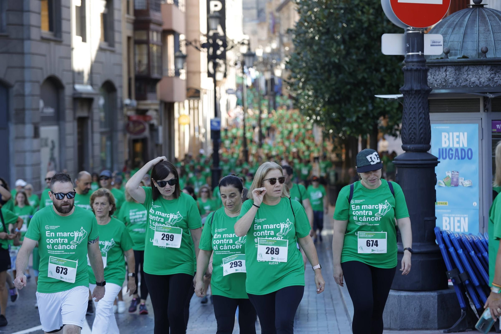 Marea verde de 1.500 corredores contra el cáncer en Oviedo