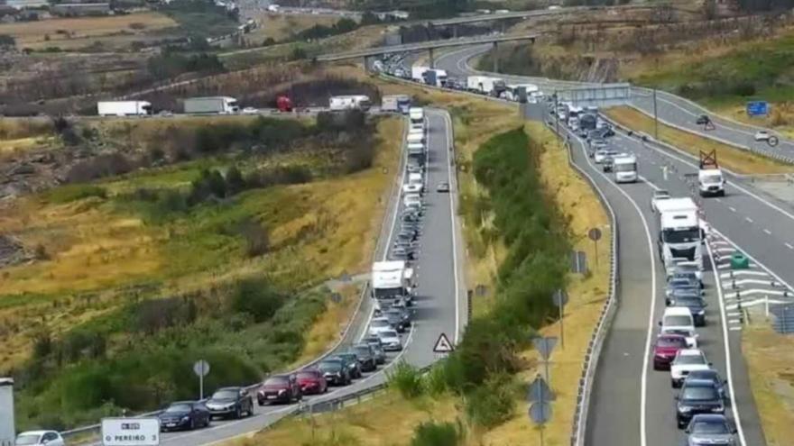 Restablecido el tráfico en la A-52 hacia Vigo tras más de 31 horas cortada por el incendio de un camión