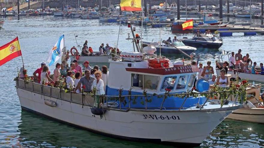 La Virgen del Carmen reúne a cientos de fieles en la bahía de Baiona