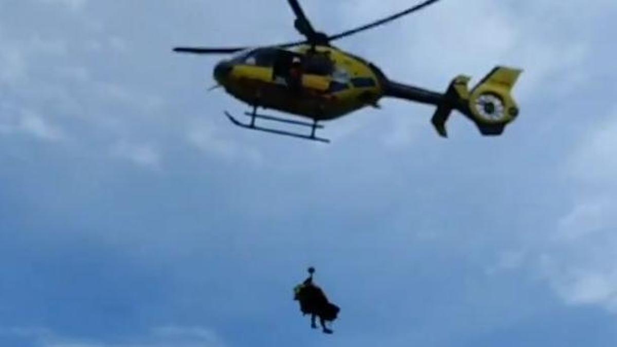 VÍDEO | Rescat d'una persona que s'ha precipitat des d'uns 10 metres a Cadaqués