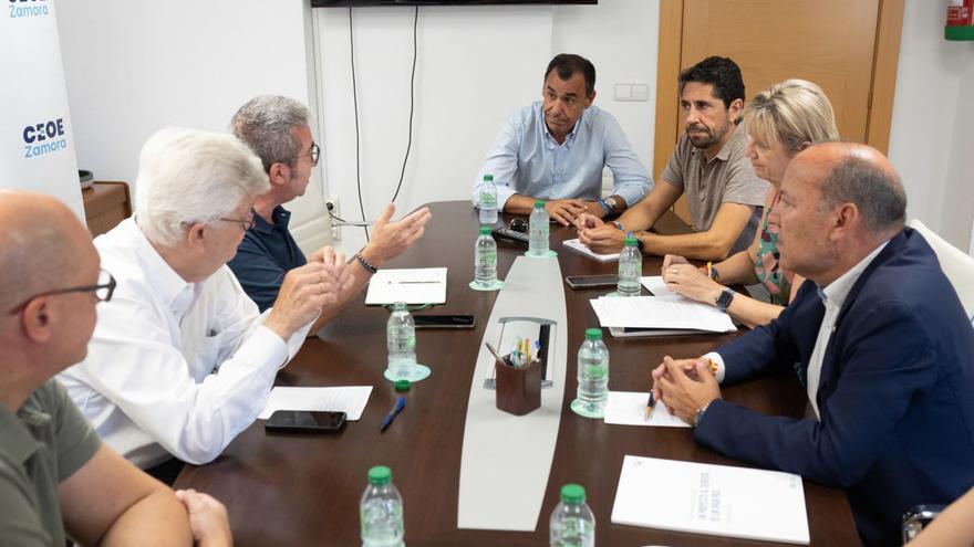 Reunión de CEOE Zamora con candidatos del Partido Popular.