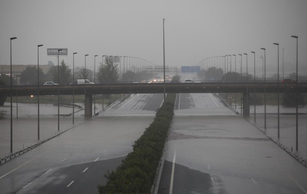 La pista de Silla, inundada por las fuertes lluvias.