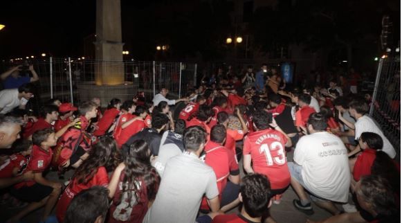 El Mallorca es de Primera: La euforia de la afición se desata en la plaza de las tortugas de Palma