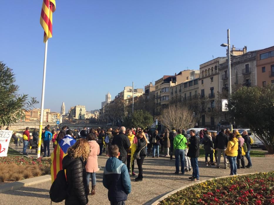 L'ANC reparteix cintes grogues a Plaça Catalunya