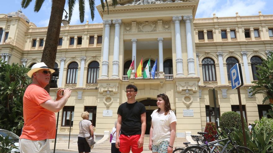 Todos los grupos municipales apoyan bajar un 10% la tasa de terrazas en Málaga