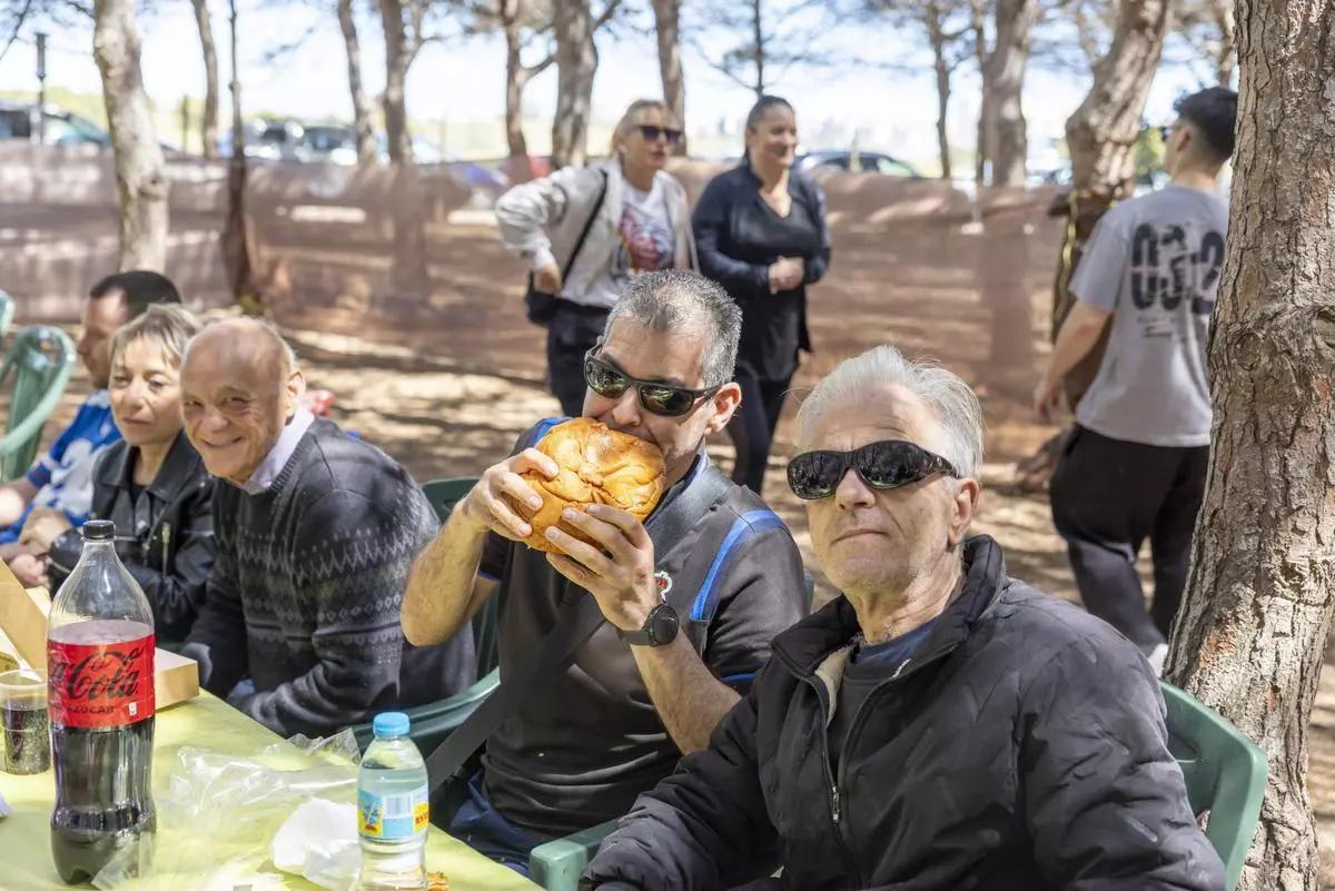 Lunes de Pascua en el área recreativa de Lo Albentosa junto al parque natural en Torrevieja