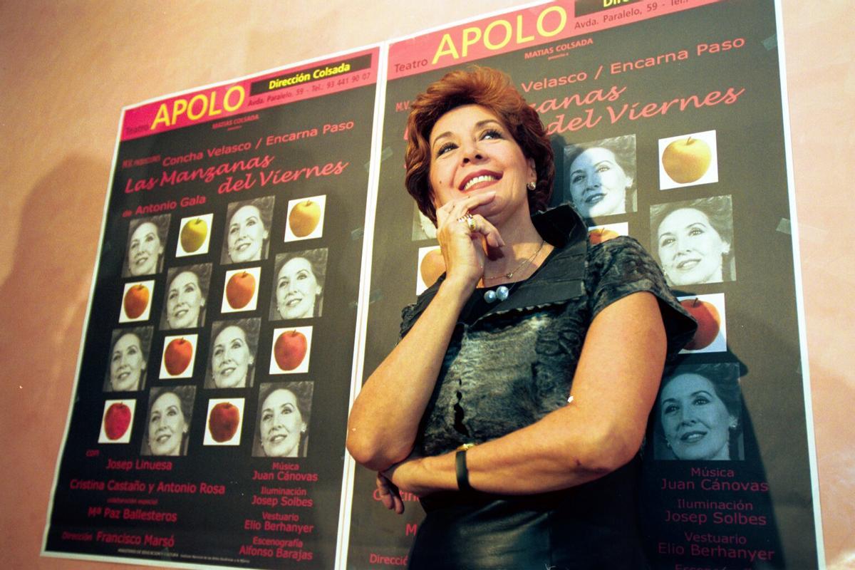 Concha Velasco, en la presentación de una obra en el Teatro Apolo de Barcelona, en 1999, retratados por Pere Batlle