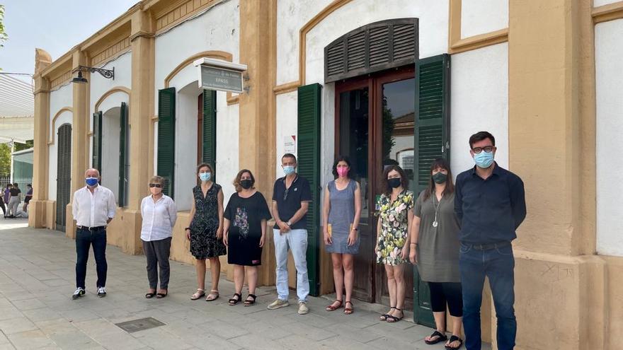 El teniente de alcalde Antoni Noguera con la coordinadora de Servicios Sociales y otros funcionarios frente al nuevo servicio de primera atención situado en el Parc de les Estacions.