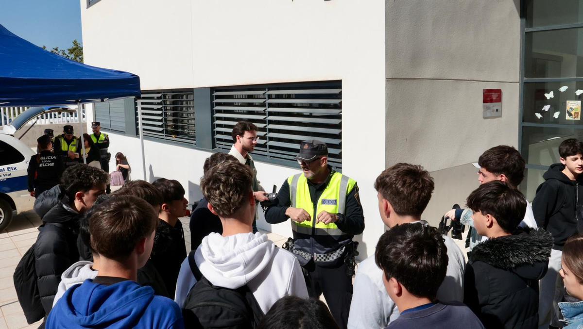 La Policía lleva a cabo controles de velocidad a patinetes en el IES Vicente Verdú de Elche La Policía lleva a cabo controles de velocidad a patinetes en el IES Vicente Verdú de Elche