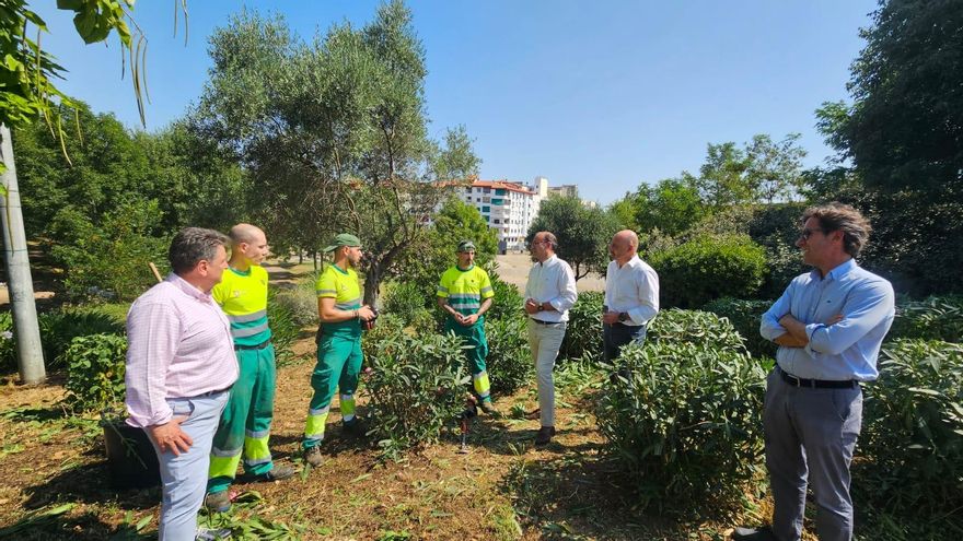 Agentes de la Guardia Civil entran a uno de los pisos con mujeres sometidas