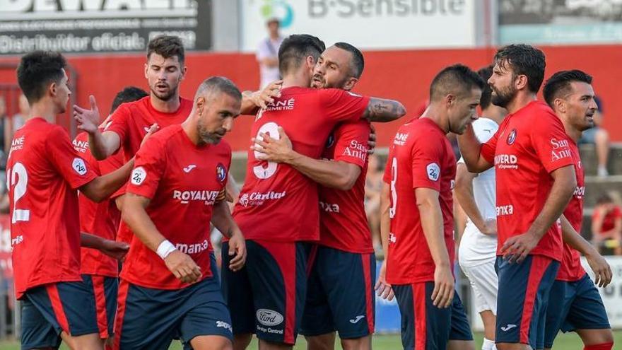 Els jugadors de l&#039;Olot saludant-se sobre la gespa