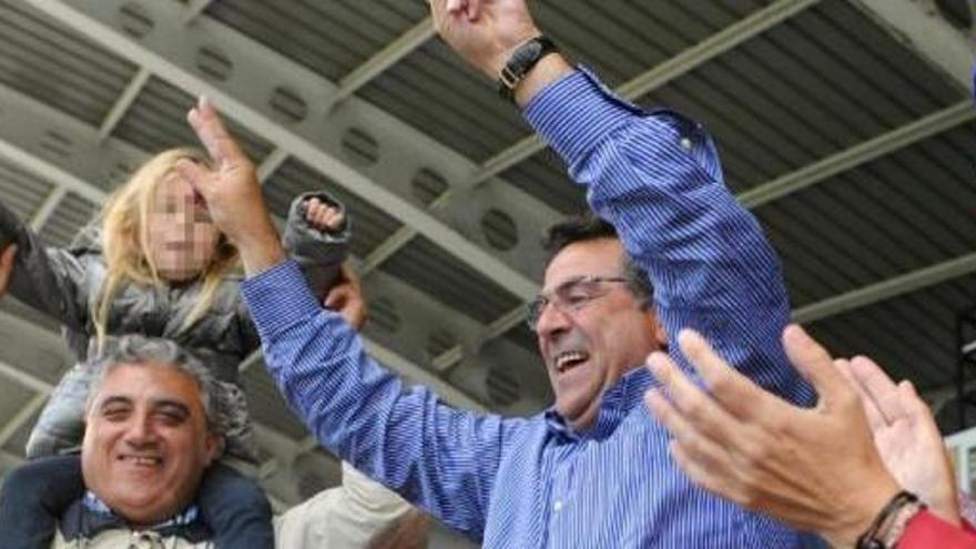 Enrique Ortiz festejando desde el palco del Stadium Gal el ascenso logrado en 2010.