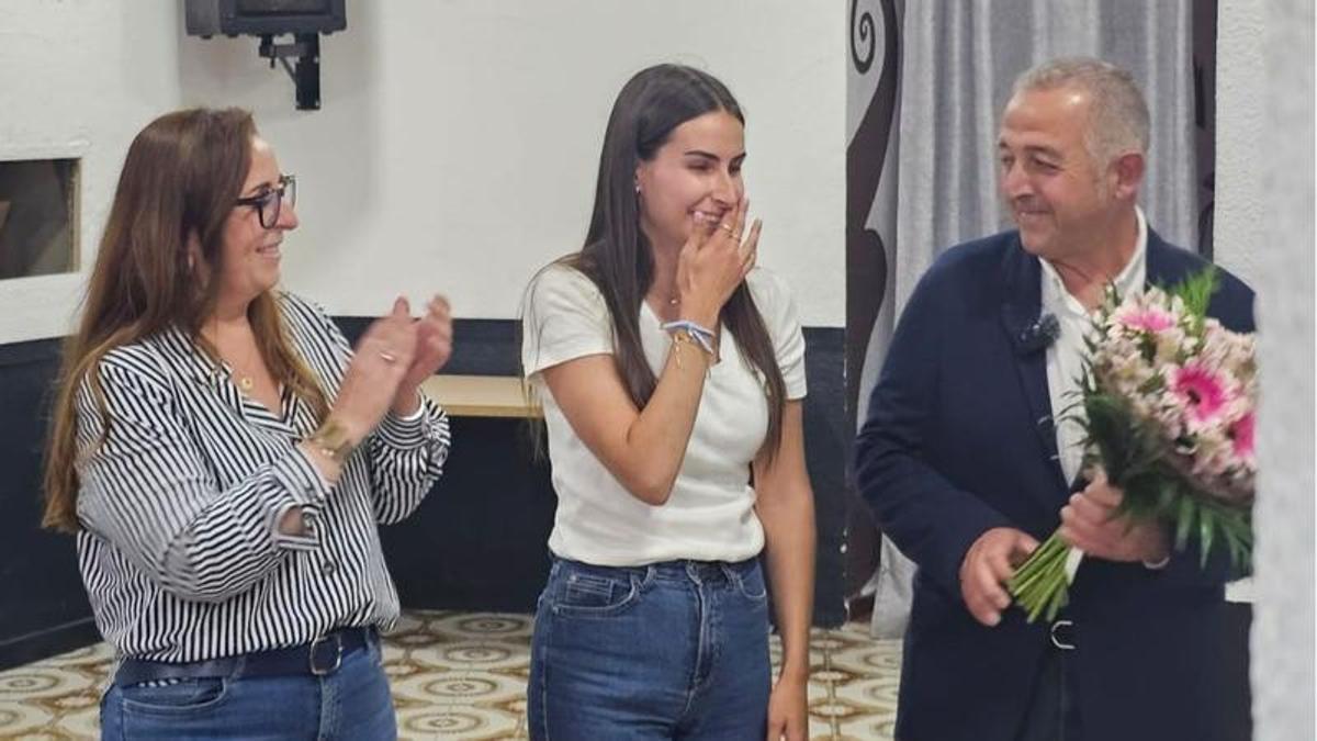 Ana Arbona, todavía emocionada, junto al presidente de la JLF tras conocer su elección.