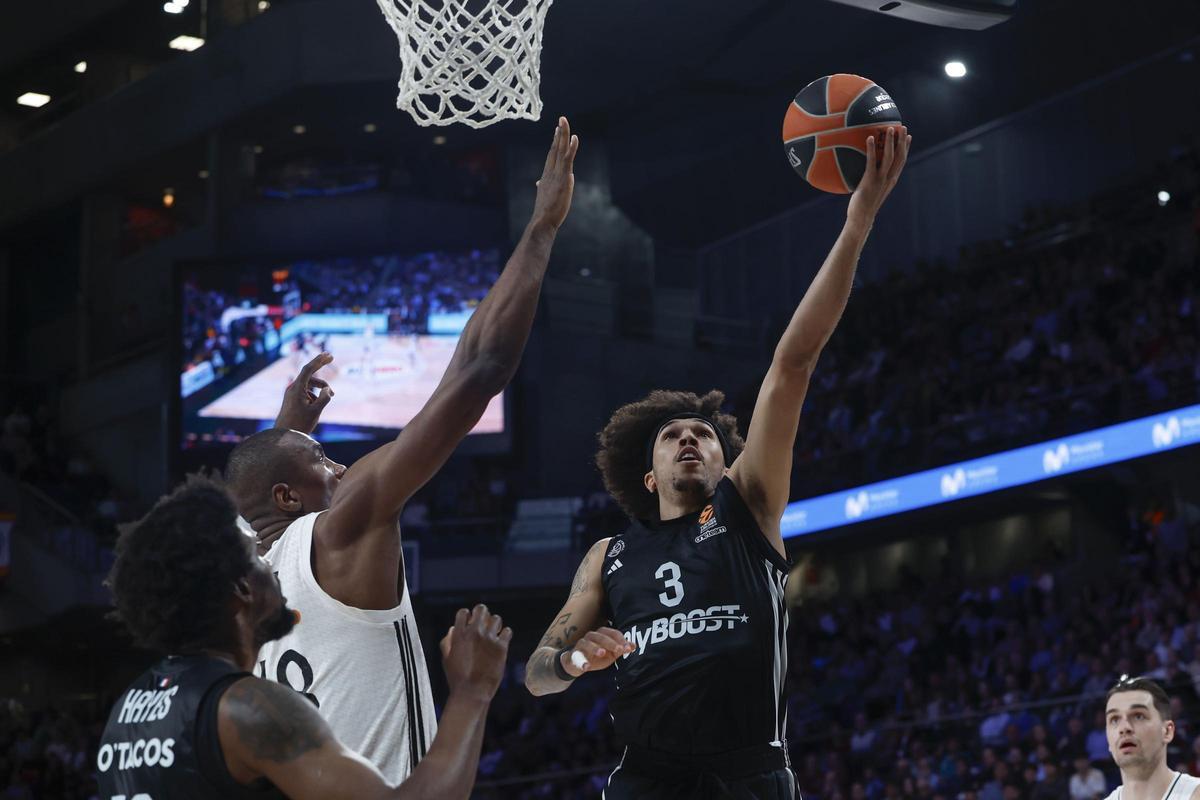 Tyson Ward anota ante el Madrid en el duelo disputado este jueves en el Movistar Arena