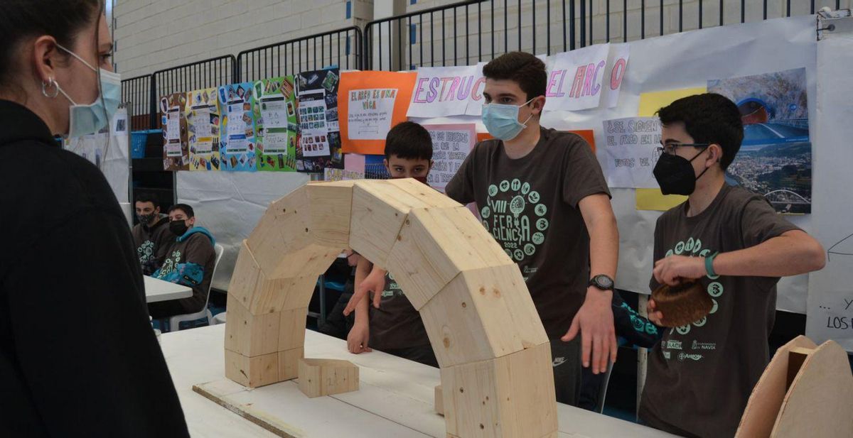 Sobre estas líneas, por la izquierda, Iván García, Diego García e Íker Canel dan detalles sobre la estructura de un arco. En el círculo, por la izquierda, Lara Fernández, Abril García y Alba Fernández. | A. M. Serrano