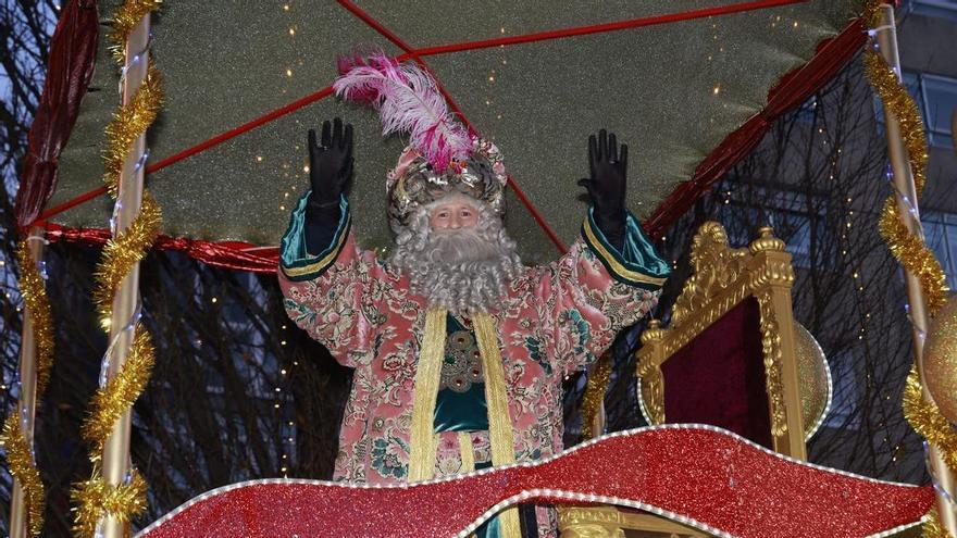 Los Reyes Magos culminan su desfile por las calles de Vigo en el kilómetro cero de la Navidad