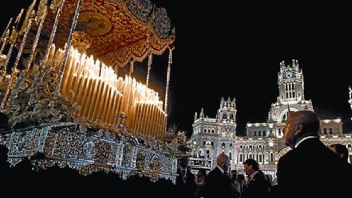 FERVOR 3 Arriba, el Papa, en la plaza de Cibeles, durante el vía crucis de anoche. Abajo a la izquierda, unas monjas esperan la llegada de Benedicto XVI al monasterio del Escorial, y a la derecha, el paso de la Virgen de la Regla.