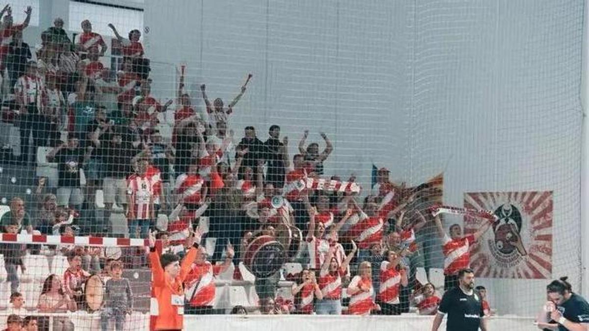 La afición del Fertiberia BM Puerto de Sagunto animando.