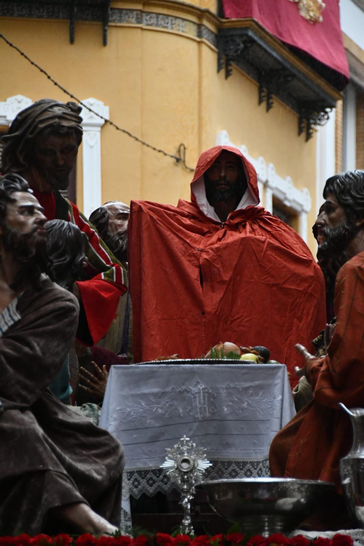 Cristo de la Cena protegido por un capote rojo