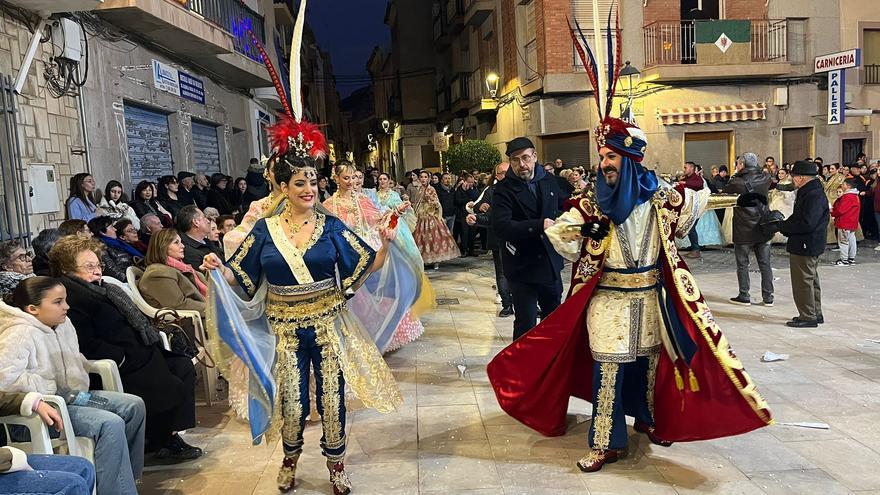 Los monarcas bailan en Agost