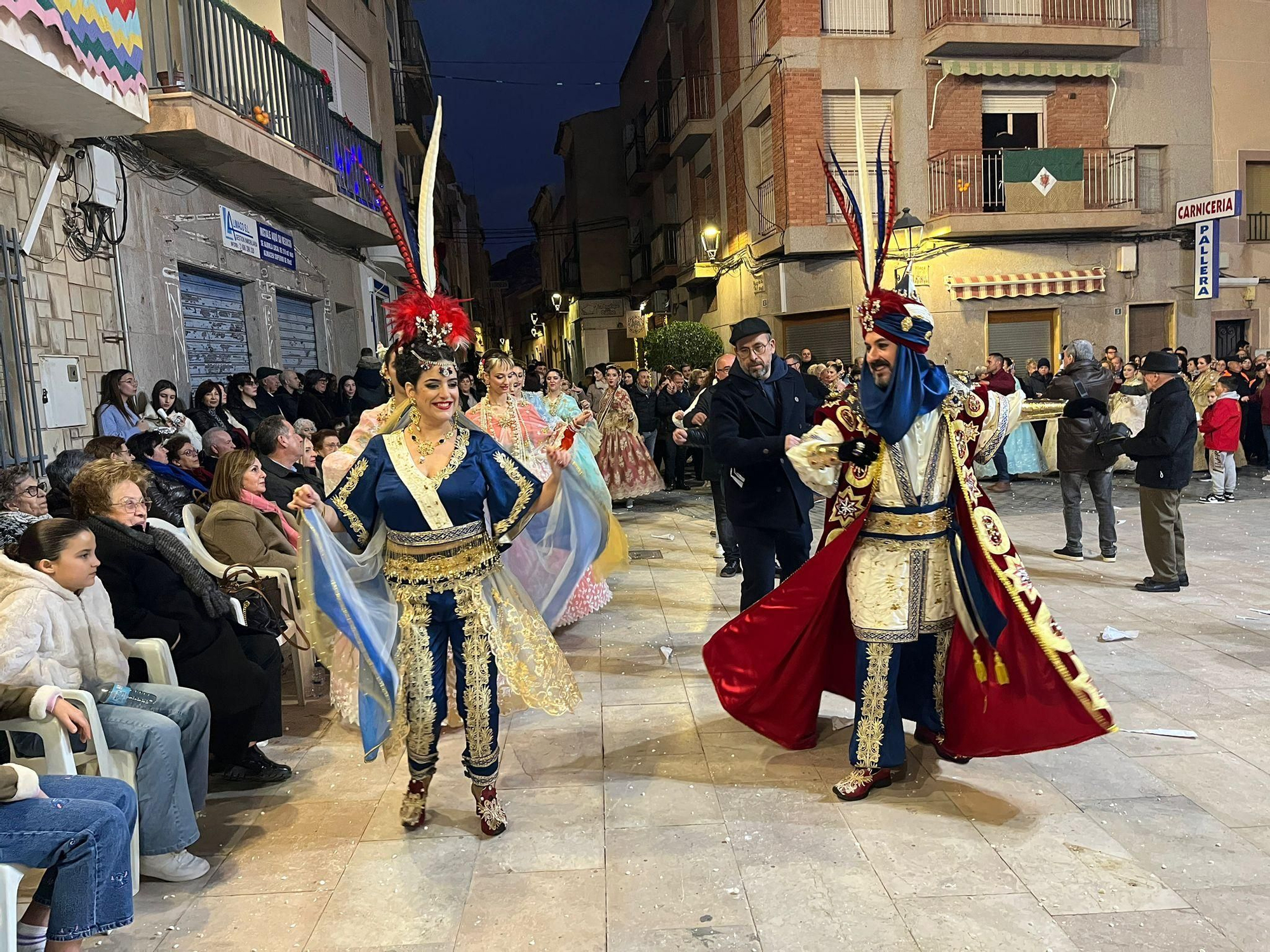 Los monarcas bailan en Agost