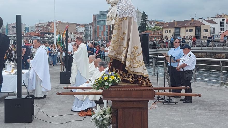 La virgen del Carmen bendijo las aguas de Avilés