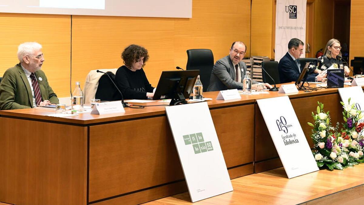 Acto de presentación do libro 'De Mazarelos a Vista Alegre' no Auditorio da Facultade de Filoloxía da USC, este xoves.