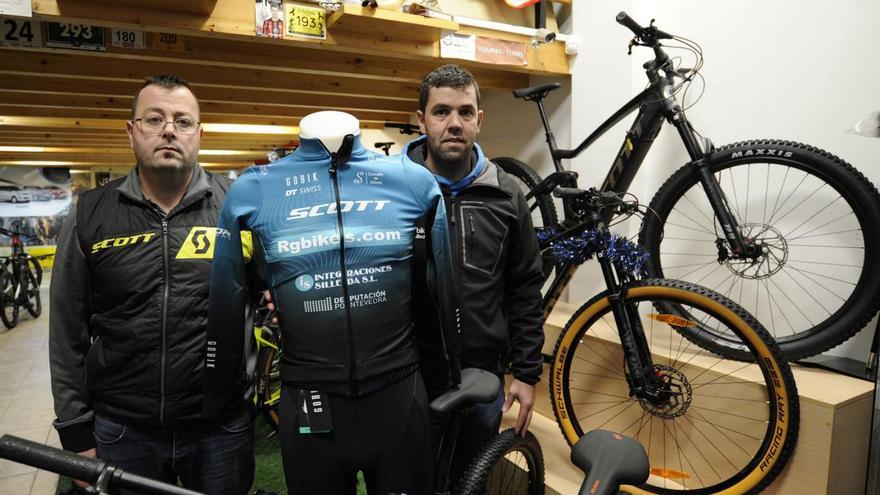 Álex Caramés y Rubén Vázquez, de RG Bikes, en Silleda.