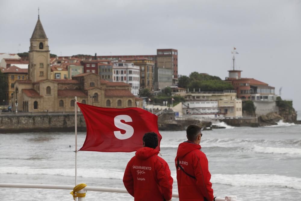 Bandera roja en la playa de San Lorenzo de Gijón