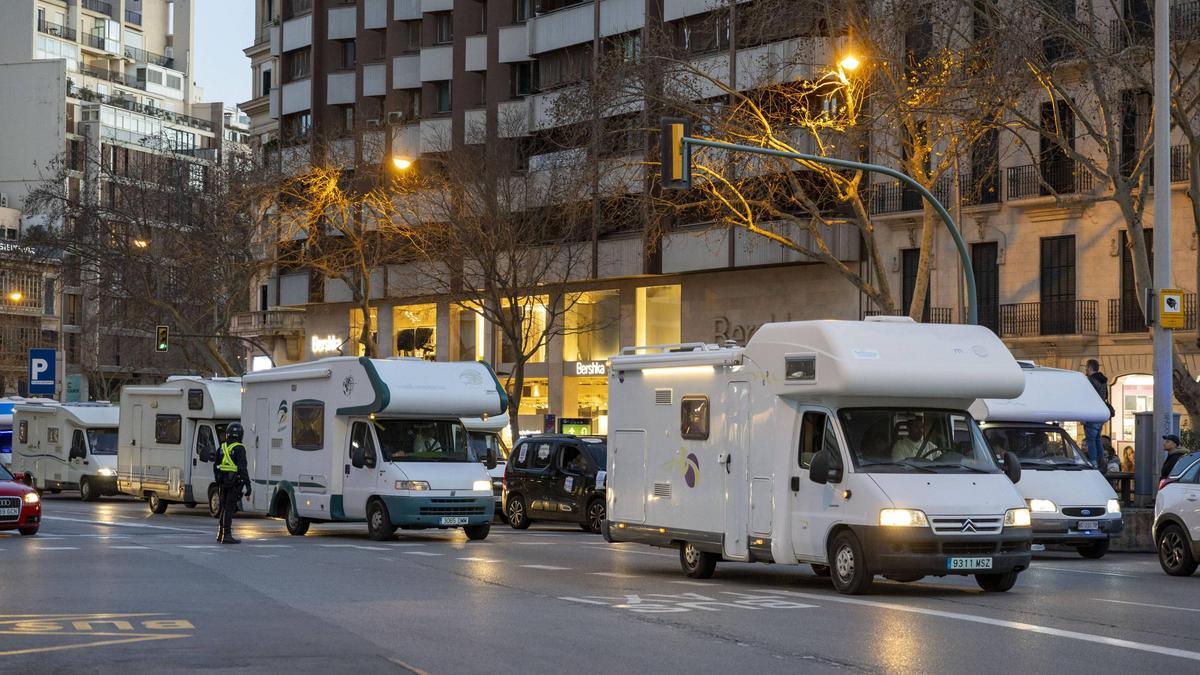 VÍDEO | Desconvocan la protesta de caravanistas porque Cort acepta que puedan pernoctar en sus vehículos