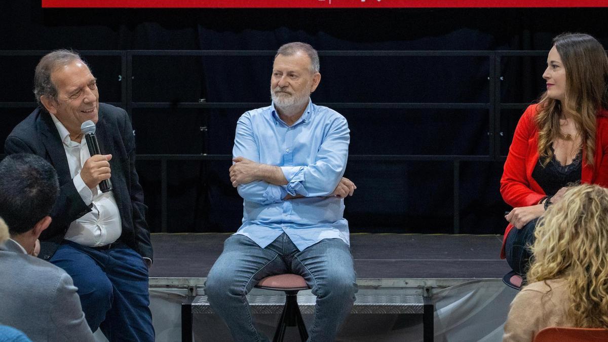 Gomicia, en el centro junto a Zulima Pérez y Miquel Soler, durante la presentación de su candidatura