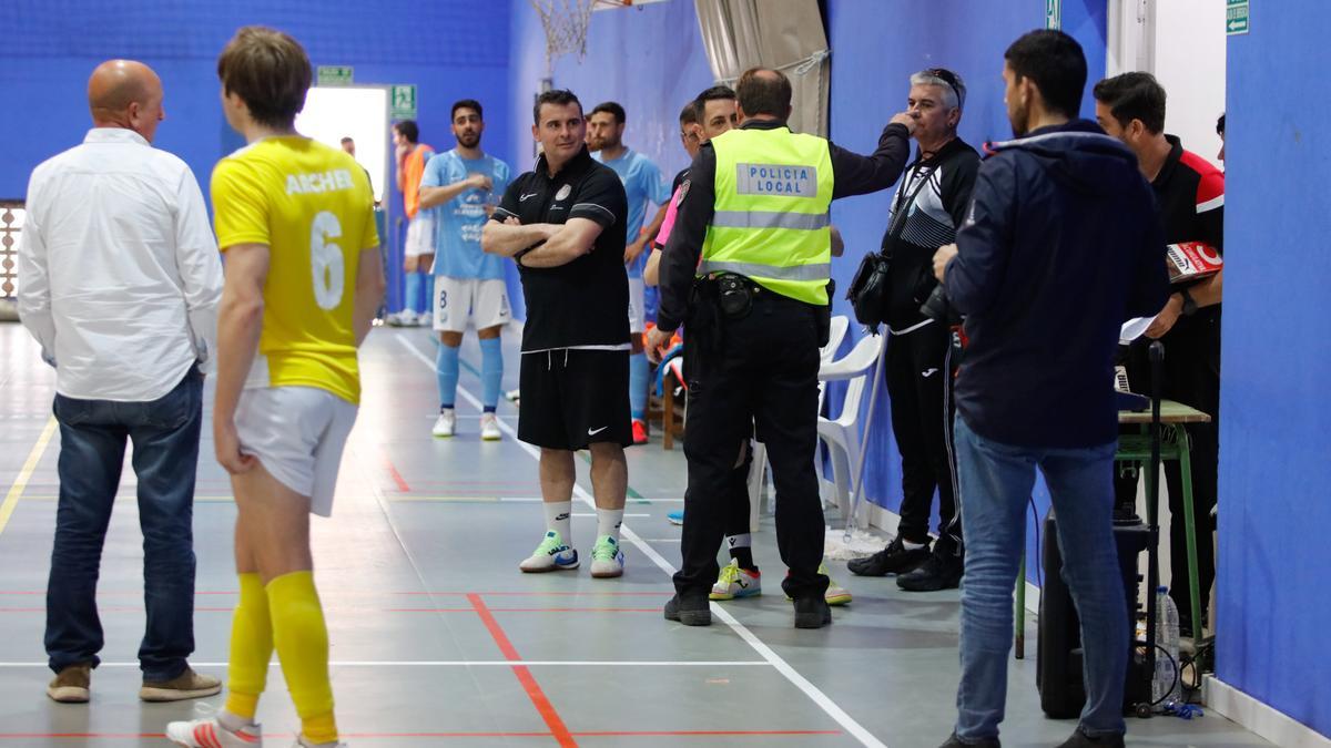 La Policía Local interviene durante el partido.