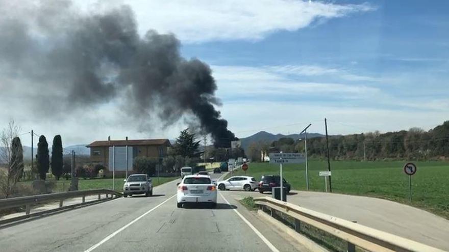 Evacuen els treballadors d&#039;una empresa per l&#039;incendi d&#039;un camió cisterna a Sant Gregori