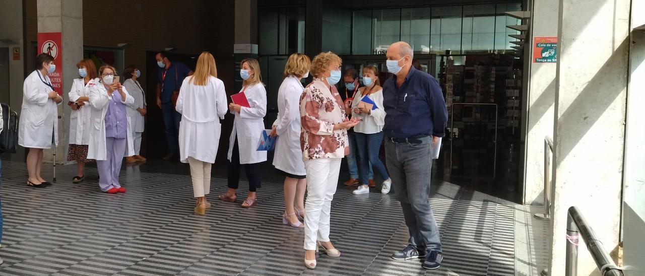 La consellera de Sanidad charla con los representantes de los trabajadores