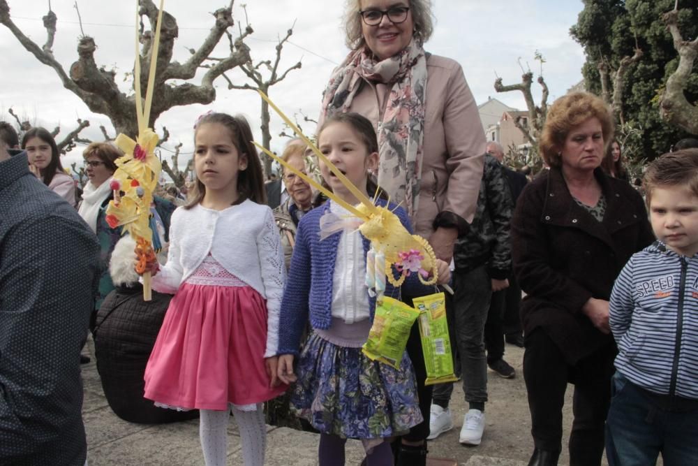 La procesión de "La Borriquilla" abre la Semana Santa en Cangas. // S. Álvarez